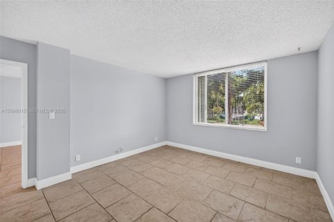Condo in Lauderdale Lakes, Florida, 2 bedrooms  № 2392667 - photo 14