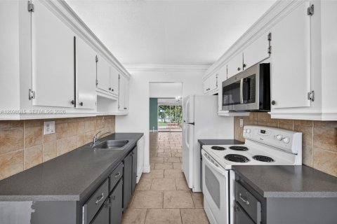 Condo in Lauderdale Lakes, Florida, 2 bedrooms  № 2392667 - photo 12