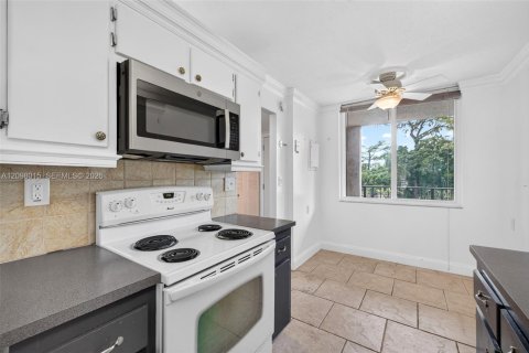 Condo in Lauderdale Lakes, Florida, 2 bedrooms  № 2392667 - photo 11