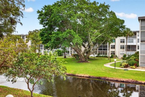 Condo in Lauderdale Lakes, Florida, 2 bedrooms  № 2392667 - photo 10