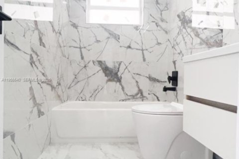 Propiedad comercial en venta en Hallandale Beach, Florida, 445.65 m2 № 2010567 - foto 13