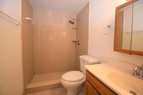 Condo in Lake Worth, Florida, 2 bedrooms  № 1216291 - photo 1