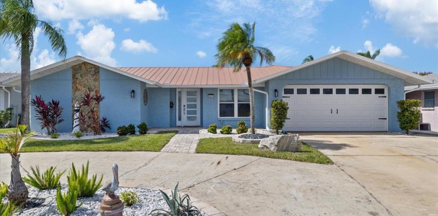 House in New Port Richey, Florida 3 bedrooms, 230.3 sq.m. № 2429461