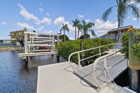 House in New Port Richey, Florida 3 bedrooms, 230.3 sq.m. № 2429461 - photo 12
