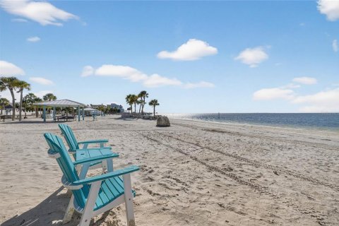 House in New Port Richey, Florida 3 bedrooms, 230.3 sq.m. № 2429461 - photo 5