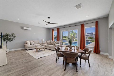 House in New Port Richey, Florida 3 bedrooms, 230.3 sq.m. № 2429461 - photo 6
