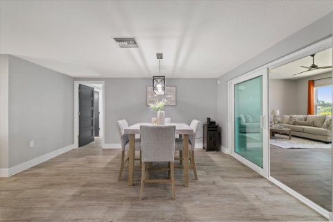 House in New Port Richey, Florida 3 bedrooms, 230.3 sq.m. № 2429461 - photo 13
