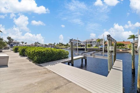 House in New Port Richey, Florida 3 bedrooms, 230.3 sq.m. № 2429461 - photo 11