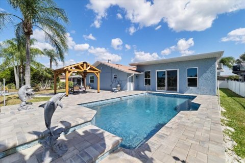 House in New Port Richey, Florida 3 bedrooms, 230.3 sq.m. № 2429461 - photo 10