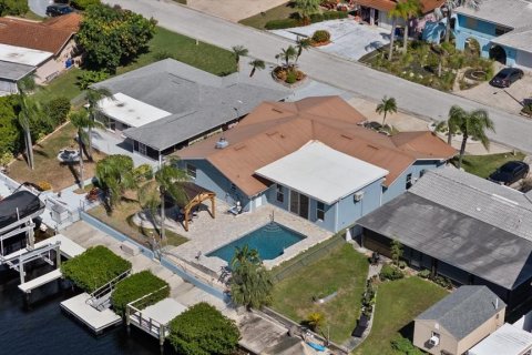 House in New Port Richey, Florida 3 bedrooms, 230.3 sq.m. № 2429461 - photo 3