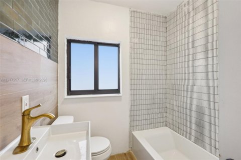 House in Miami, Florida 5 bedrooms, 206.8 sq.m. № 2040898 - photo 28