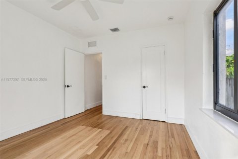 House in Miami, Florida 5 bedrooms, 206.8 sq.m. № 2040898 - photo 25