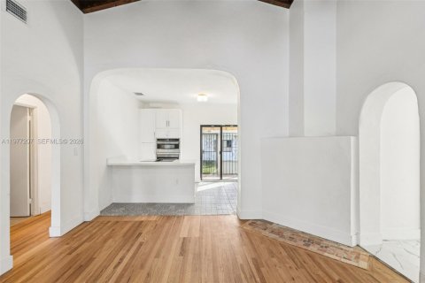 House in Miami, Florida 5 bedrooms, 206.8 sq.m. № 2040898 - photo 10