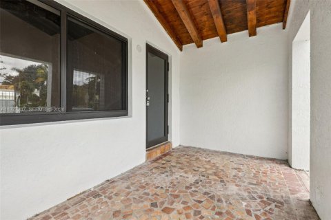 House in Miami, Florida 5 bedrooms, 206.8 sq.m. № 2040898 - photo 2