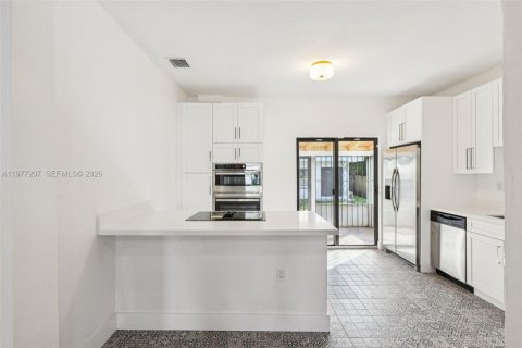 House in Miami, Florida 5 bedrooms, 206.8 sq.m. № 2040898 - photo 11