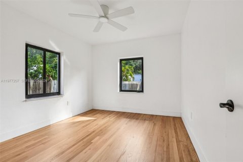 House in Miami, Florida 5 bedrooms, 206.8 sq.m. № 2040898 - photo 23