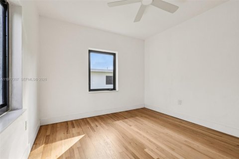 House in Miami, Florida 5 bedrooms, 206.8 sq.m. № 2040898 - photo 26