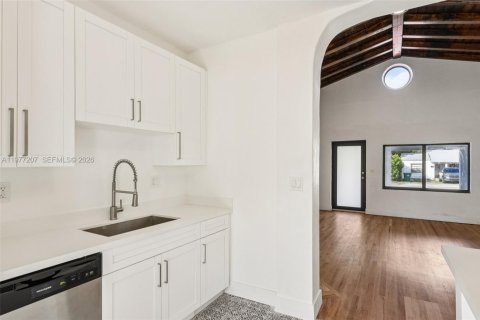 House in Miami, Florida 5 bedrooms, 206.8 sq.m. № 2040898 - photo 30