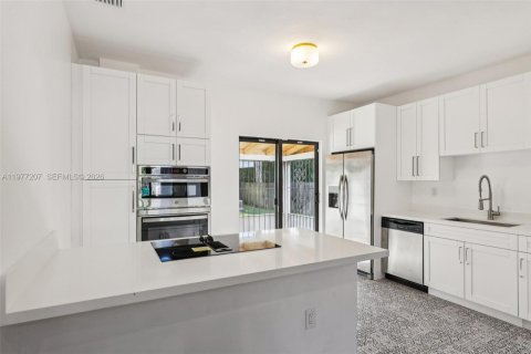 House in Miami, Florida 5 bedrooms, 206.8 sq.m. № 2040898 - photo 12