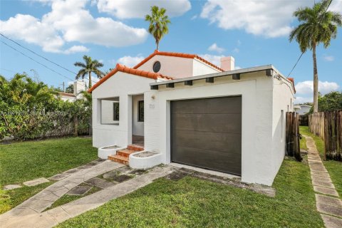 House in Miami, Florida 5 bedrooms, 206.8 sq.m. № 2040898