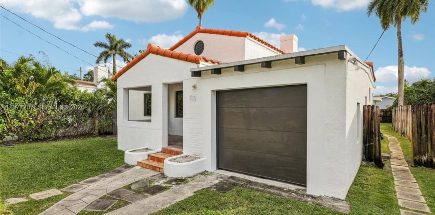 House in Miami, Florida 5 bedrooms, 206.8 sq.m. № 2040898