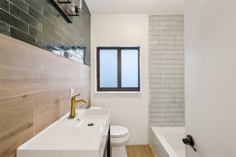 House in Miami, Florida 5 bedrooms, 206.8 sq.m. № 2040898 - photo 27