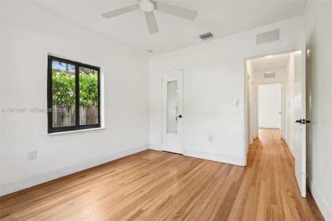 House in Miami, Florida 5 bedrooms, 206.8 sq.m. № 2040898 - photo 20