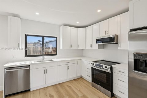 House in Miami, Florida 5 bedrooms, 206.8 sq.m. № 2040898 - photo 17