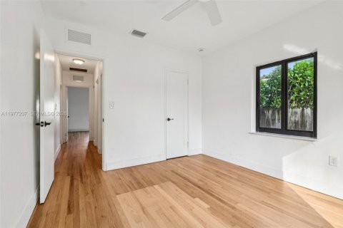 House in Miami, Florida 5 bedrooms, 206.8 sq.m. № 2040898 - photo 24