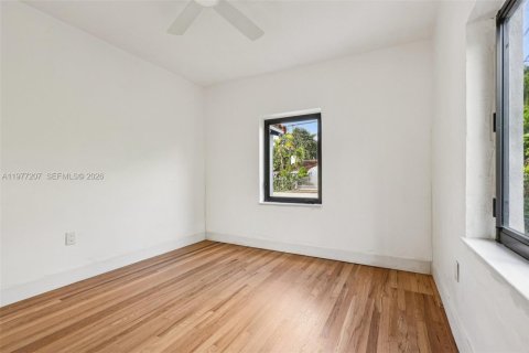 House in Miami, Florida 5 bedrooms, 206.8 sq.m. № 2040898 - photo 22