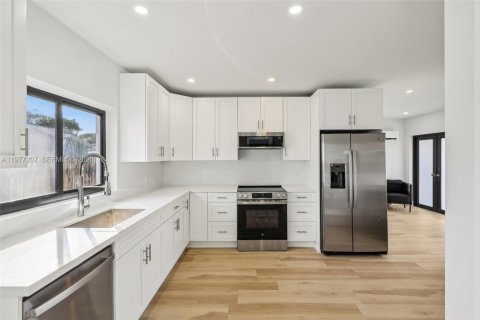 House in Miami, Florida 5 bedrooms, 206.8 sq.m. № 2040898 - photo 18