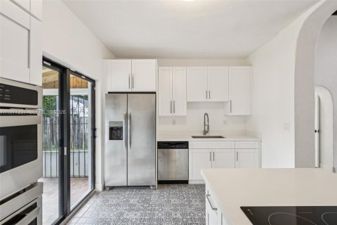 House in Miami, Florida 5 bedrooms, 206.8 sq.m. № 2040898 - photo 13