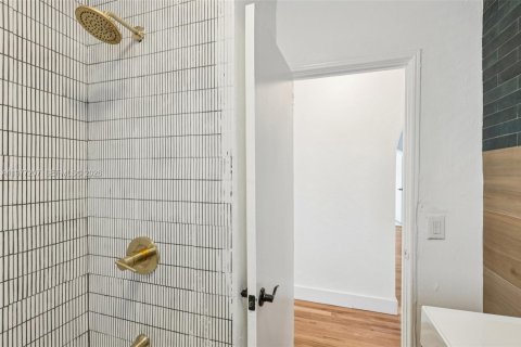 House in Miami, Florida 5 bedrooms, 206.8 sq.m. № 2040898 - photo 29