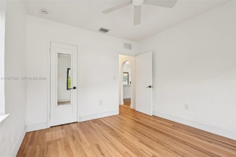 House in Miami, Florida 5 bedrooms, 206.8 sq.m. № 2040898 - photo 21