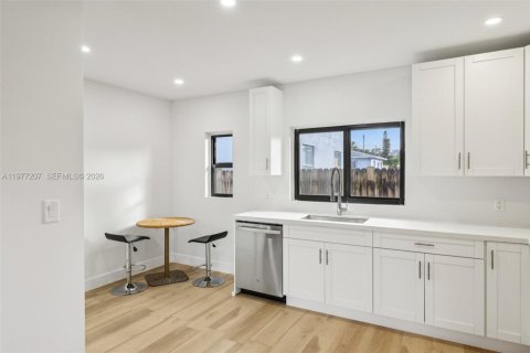 House in Miami, Florida 5 bedrooms, 206.8 sq.m. № 2040898 - photo 16