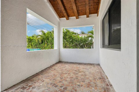 House in Miami, Florida 5 bedrooms, 206.8 sq.m. № 2040898 - photo 3