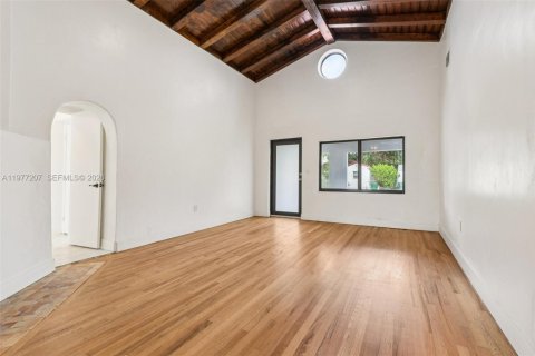 House in Miami, Florida 5 bedrooms, 206.8 sq.m. № 2040898 - photo 7