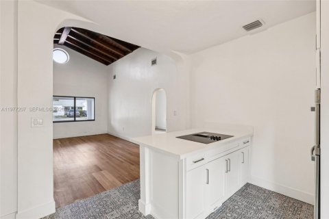 House in Miami, Florida 5 bedrooms, 206.8 sq.m. № 2040898 - photo 15