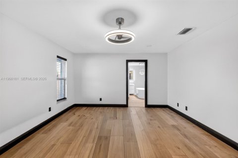 House in Wellington, Florida 3 bedrooms, 180.04 sq.m. № 2030839 - photo 25