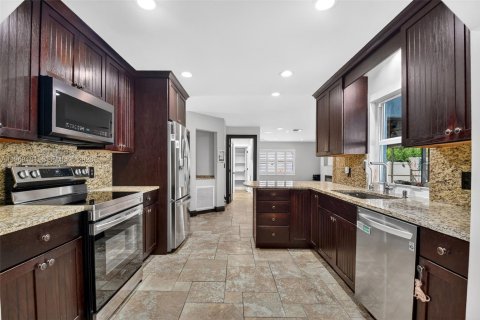 House in Wellington, Florida 3 bedrooms, 180.04 sq.m. № 2030839 - photo 10