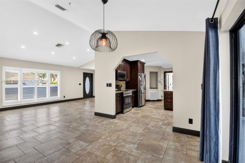 House in Wellington, Florida 3 bedrooms, 180.04 sq.m. № 2030839 - photo 9