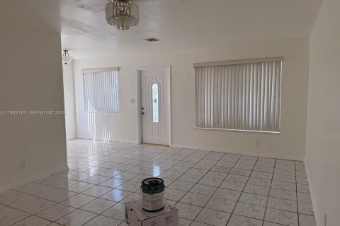 House in Oakland Park, Florida 2 bedrooms, 81.75 sq.m. № 2043247 - photo 2