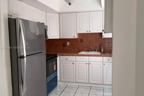 House in Oakland Park, Florida 2 bedrooms, 81.75 sq.m. № 2043247 - photo 3