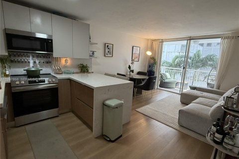 Купить кондоминиум в Майами-Бич, Флорида 2 спальни, 69.86м2, № 2060311 - фото 1