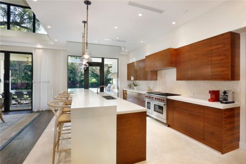 House in Coral Gables, Florida 6 bedrooms, 433.11 sq.m. № 1738973 - photo 11