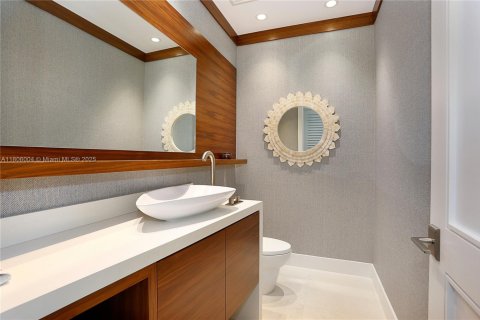 House in Coral Gables, Florida 6 bedrooms, 433.11 sq.m. № 1738973 - photo 17