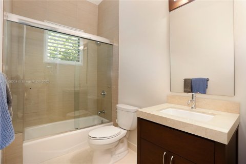 House in Coral Gables, Florida 6 bedrooms, 433.11 sq.m. № 1738973 - photo 22
