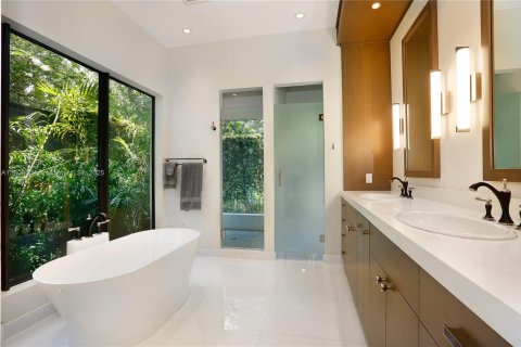 House in Coral Gables, Florida 6 bedrooms, 433.11 sq.m. № 1738973 - photo 18