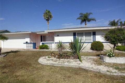 House in Sun City Center, Florida 3 bedrooms, 190.73 sq.m. № 1905905 - photo 1