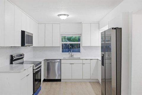 Villa ou maison à louer à Miami, Floride: 3 chambres, 157.93 m2 № 1988140 - photo 4